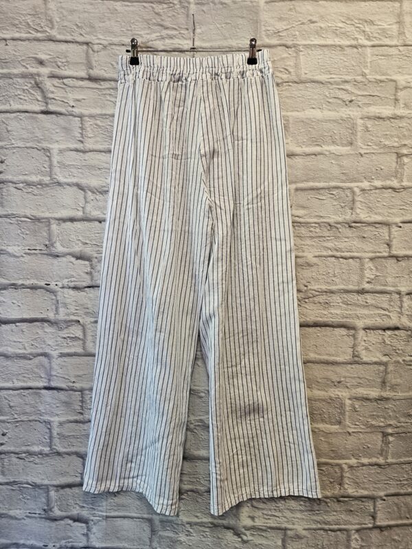 Weite Hose in Weiss " Dunkelblau gestreift" – Bild 3