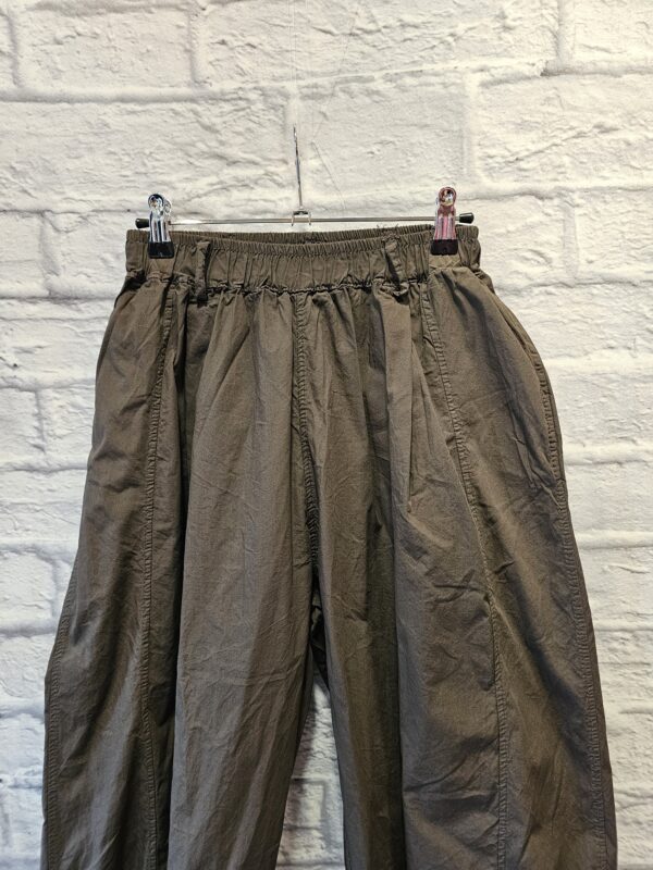 Leichte Baumwollhose "Braun" – Bild 2