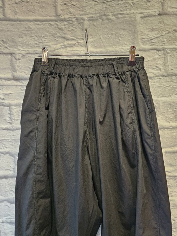 Leichte Baumwollhose "Schwarz" – Bild 2