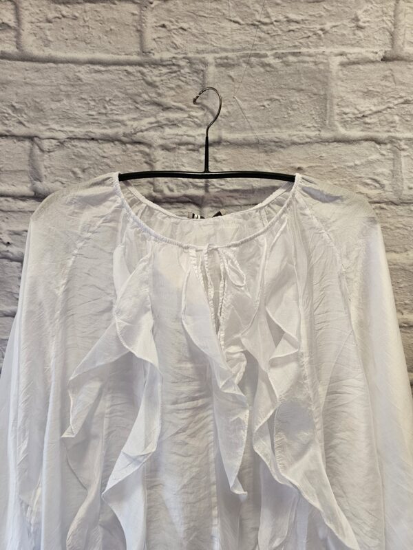 Weisse Bluse "Mit Volants" – Bild 2