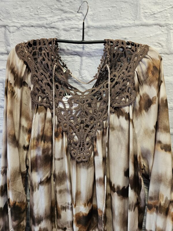 Gemusterte Bluse in Braun/Beige "Mit Häkeldetails" – Bild 2