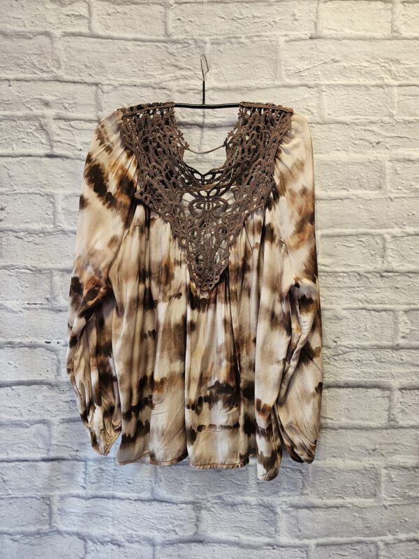 Gemusterte Bluse in Braun/Beige "Mit Häkeldetails" – Bild 3