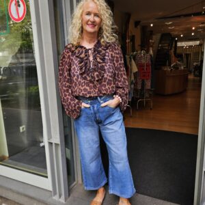 Leobluse mit Volants und Jeans