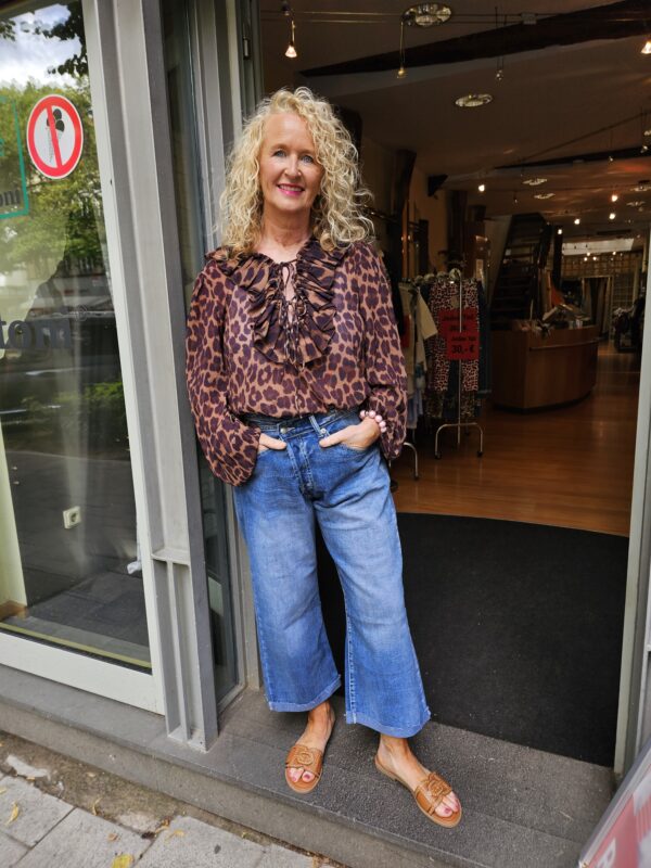 Leobluse mit Volants und Jeans