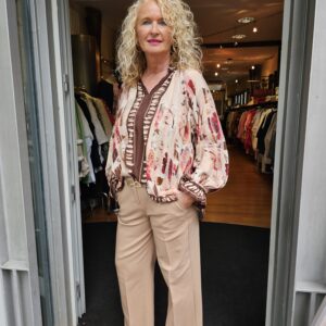 Bluse gemustert in beige/braun/bordeaux mit einer Stoffhose in beige