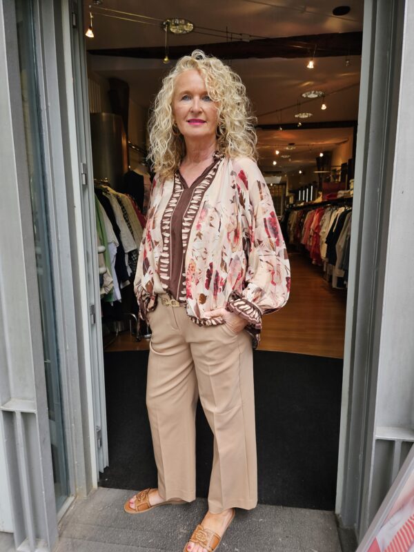 Bluse gemustert in beige/braun/bordeaux mit einer Stoffhose in beige
