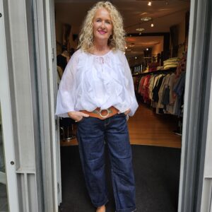 Weisse Bluse mit Volants und Jeans