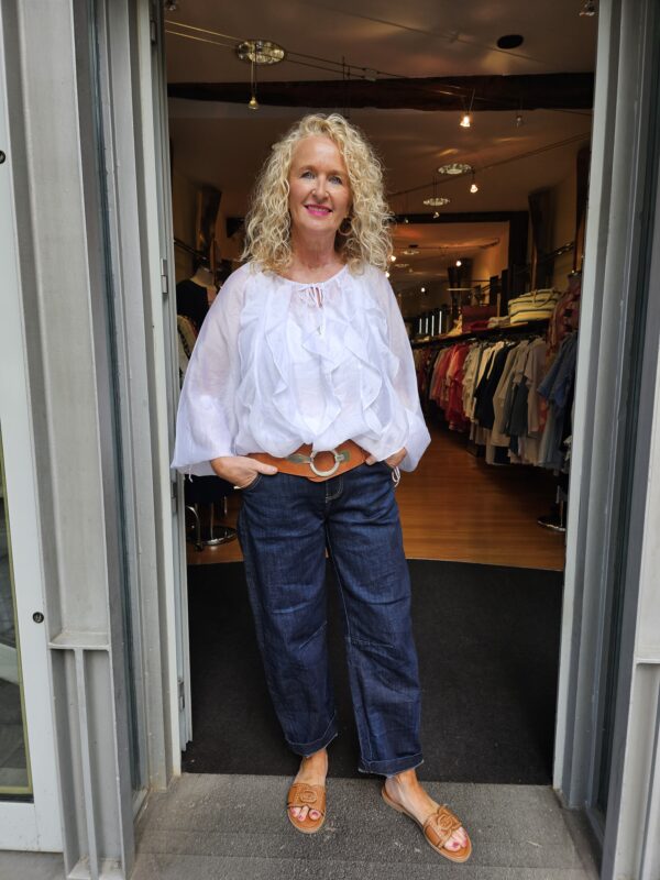 Weisse Bluse mit Volants und Jeans