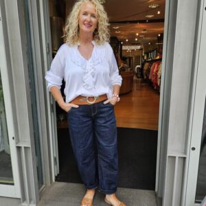 Satinbluse in weiss mit Volants und Jeans