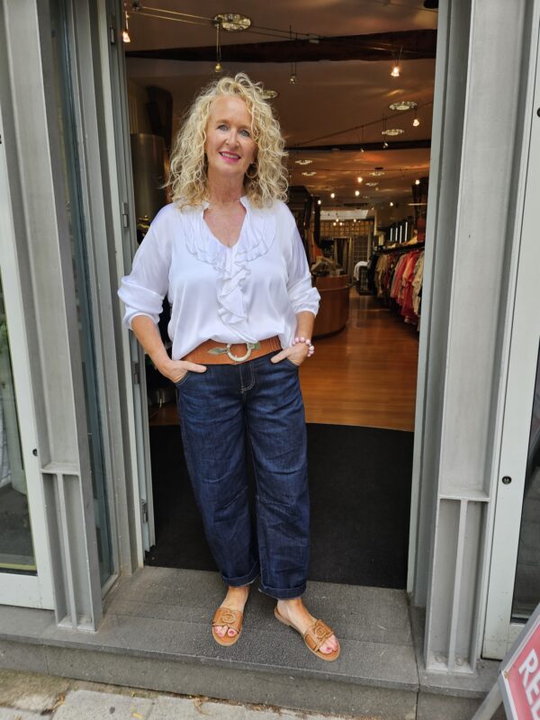 Satinbluse in weiss mit Volants und Jeans