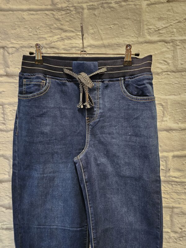 Weite Jeans "Dunklere Waschung" – Bild 2