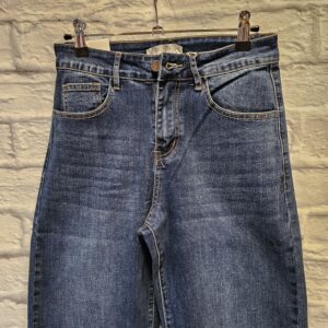 Jeans mit ausgefranstem Saum „Dunkle Waschung“