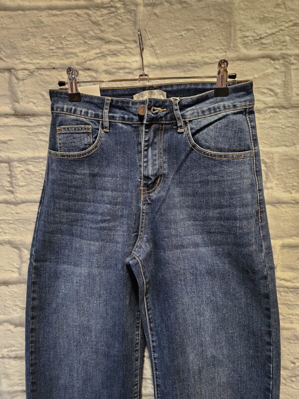 Jeans mit ausgefranstem Saum "Dunkle Waschung" – Bild 2