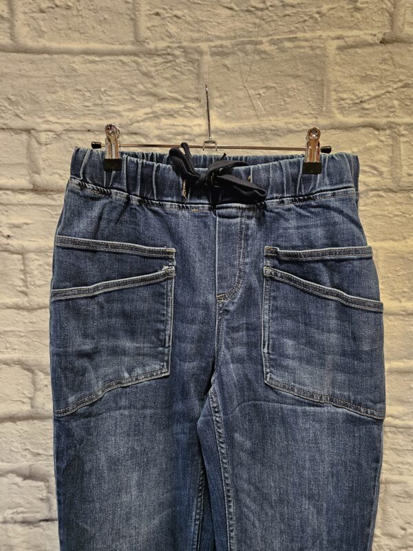 Jeans mit Gummizug "Dunkle Waschung" – Bild 2