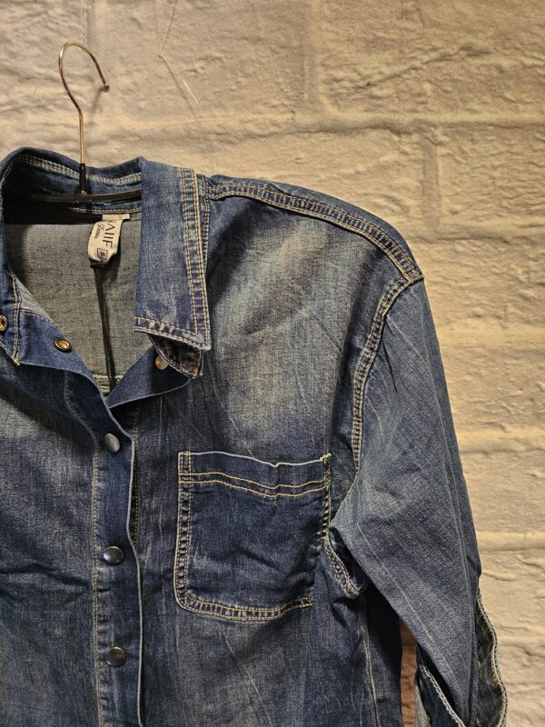 Kurze Jeansbluse "Dunkle Waschung" – Bild 2
