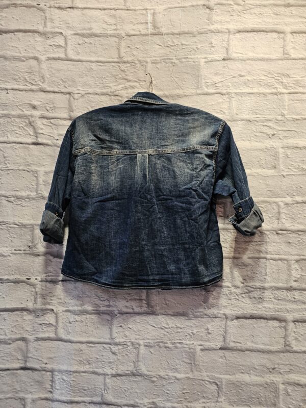 Kurze Jeansbluse "Dunkle Waschung" – Bild 3