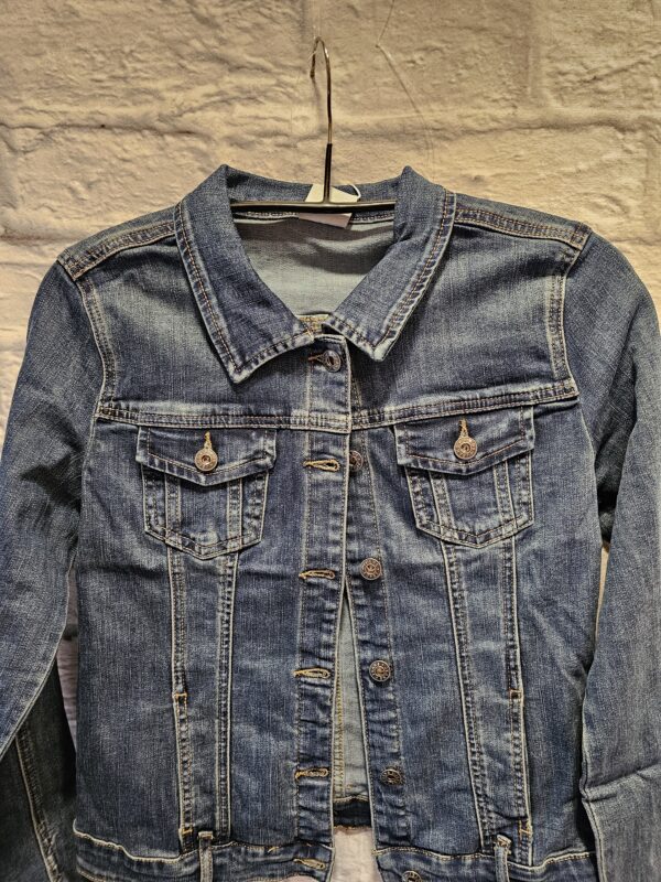Jeansjacke "Dunkle Waschung" – Bild 2