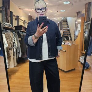 Dunkle Jeans mit passender Jeansbluse von KAFFE