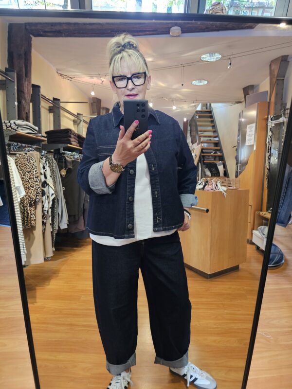 Dunkle Jeans mit passender Jeansbluse von KAFFE