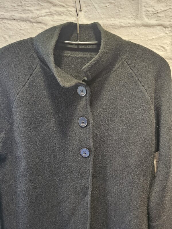 Strickjacke mit drei Knöpfen "Schwarz" – Bild 2