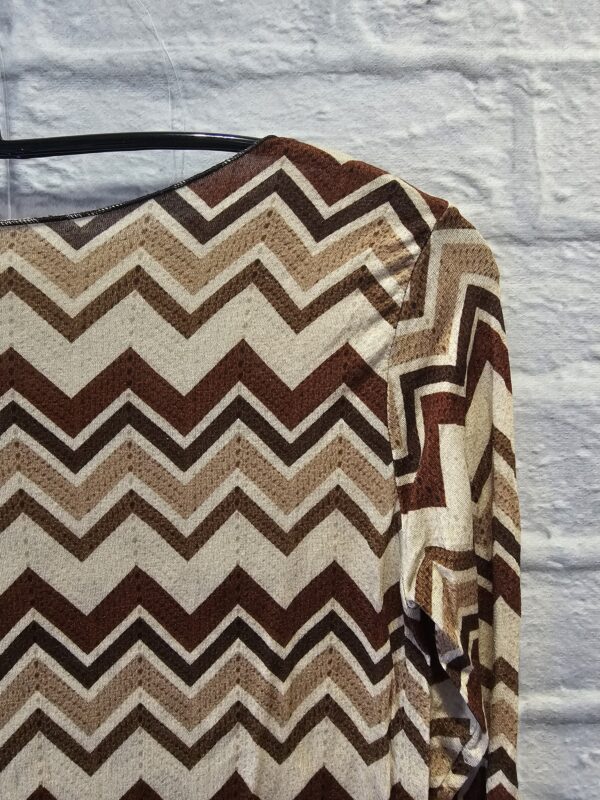 Shirt mit ZickZack Muster "Hellbeige/Bordeaux/Braun" – Bild 2