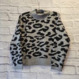 Strickpulli KAFFE „Grau mit schwarzem Leomuster“