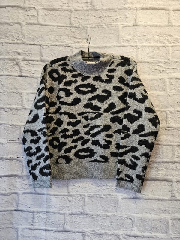 Strickpulli KAFFE "Grau mit schwarzem Leomuster"