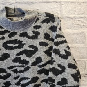 Strickpulli KAFFE „Grau mit schwarzem Leomuster“