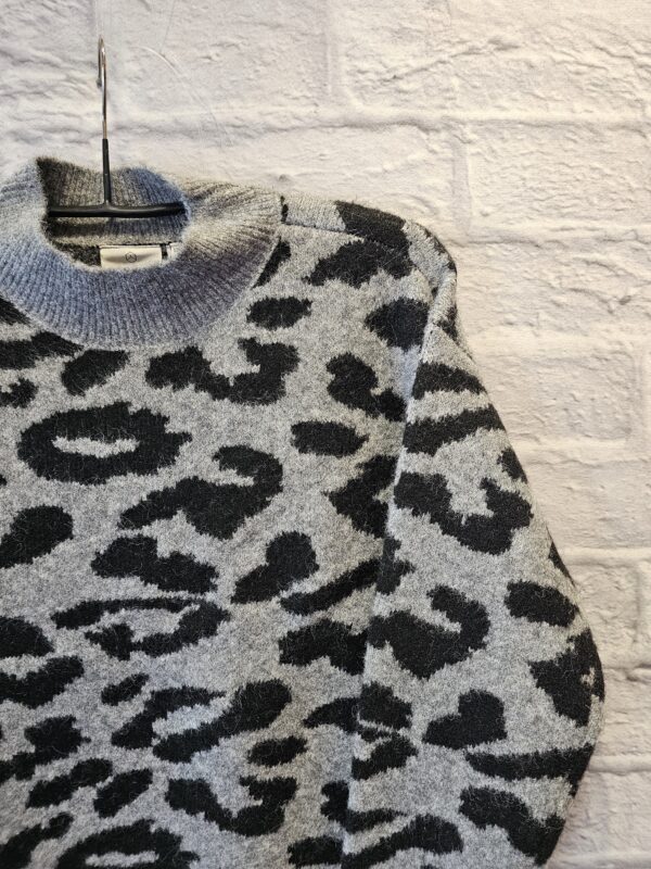 Strickpulli KAFFE "Grau mit schwarzem Leomuster" – Bild 2