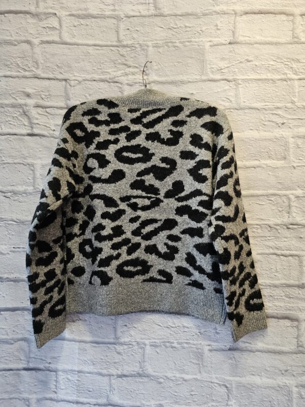 Strickpulli KAFFE "Grau mit schwarzem Leomuster" – Bild 3