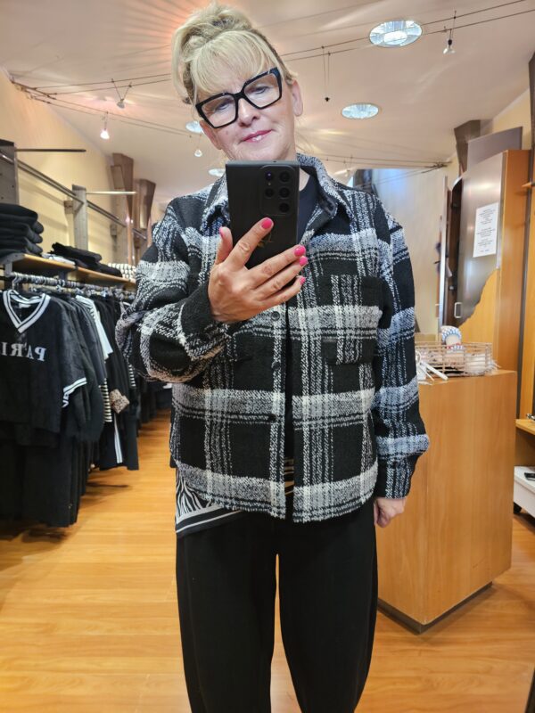 Kurze Jacke KAFFE in Schwarz/Grau kariert