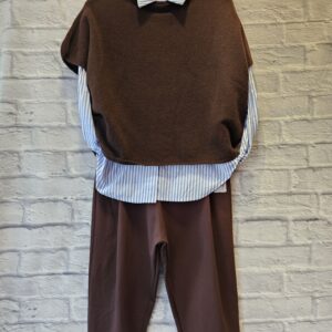 Pulli und Hose in braun mit einer blau/weiss gestreifter Bluse