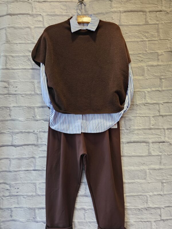 Pulli und Hose in braun mit einer blau/weiss gestreifter Bluse