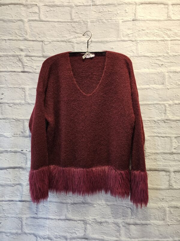 Pulli in Bordeaux "Mit Puschelabschluss an Armen und Saum"