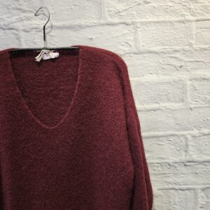 Pulli in Bordeaux „Mit Puschelabschluss an Armen und Saum“