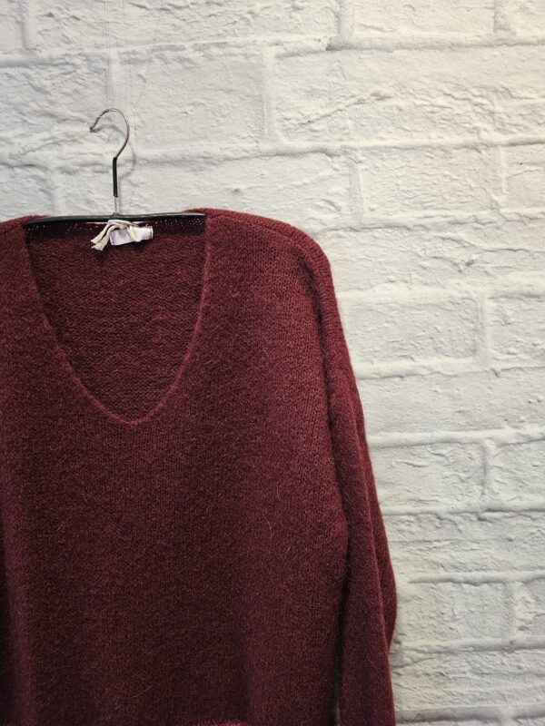 Pulli in Bordeaux "Mit Puschelabschluss an Armen und Saum" – Bild 2