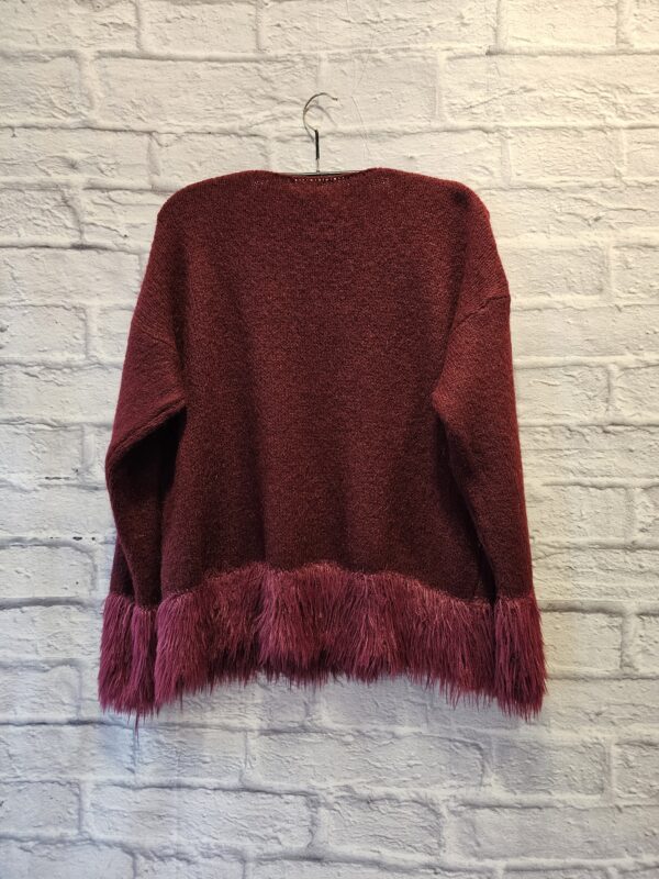 Pulli in Bordeaux "Mit Puschelabschluss an Armen und Saum" – Bild 3