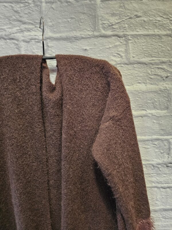 Strickjacke Braun "Mit Puschel an Armen und Saum" – Bild 2