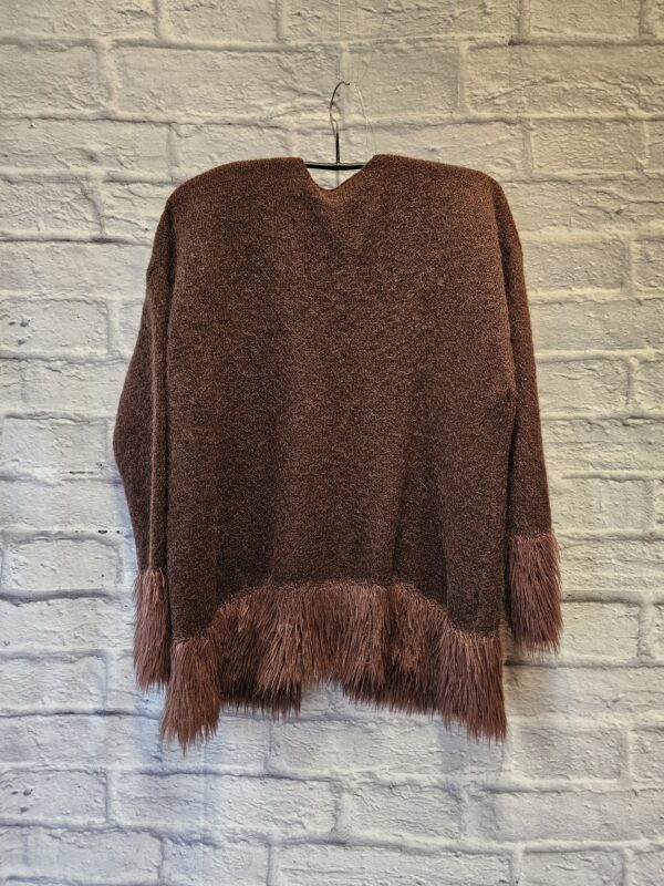 Strickjacke Braun "Mit Puschel an Armen und Saum" – Bild 3