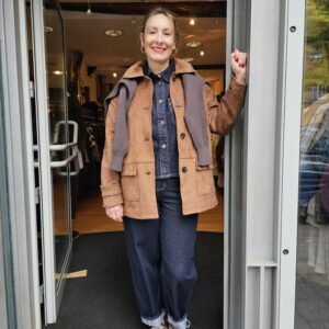 Jeansanzug von KAFFE mit einer Jacke aus Velour in cognac