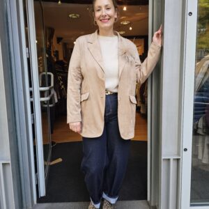 Blazer aus Velour in beige mit einer dunklen Jeans