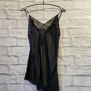 Kurzes Top mit Spitze „Schwarz“