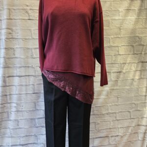Stoffhose in schwarz mit einem Spitzentop und Pulli in Bordeaux