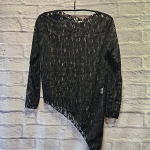 Spitzenshirt mit einer längeren Seite „Schwarz“