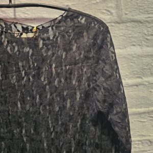 Spitzenshirt mit einer längeren Seite „Schwarz“