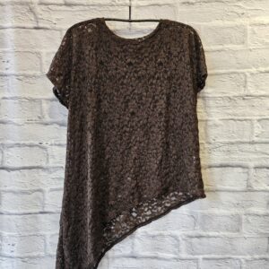 Spitzenshirt mit einer längeren Seite „Braun“