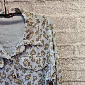 Leichte Jacke mit Leoprint „Hellblau“