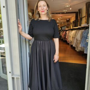 Langes Kleid von KAFFE in schwarz mit einem Ballonrock