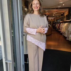 Leichte Hose mit passendem Shirt in taupe